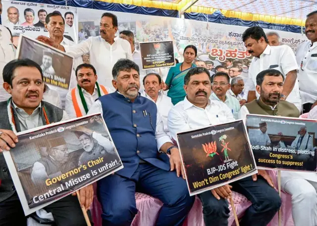 कर्नाटक के मंत्री ज़मीर अहमद ख़ान (बाएं से सबसे पहले)