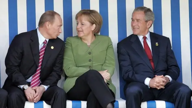 एंगेला मर्केल आणि अमेरिकेचे तत्कालीन राष्ट्राध्यक्ष जॉर्ज डब्ल्यू बुश यांच्यासोबत रशियाचे राष्ट्राध्यक्ष व्लादिमीर पुतिन.