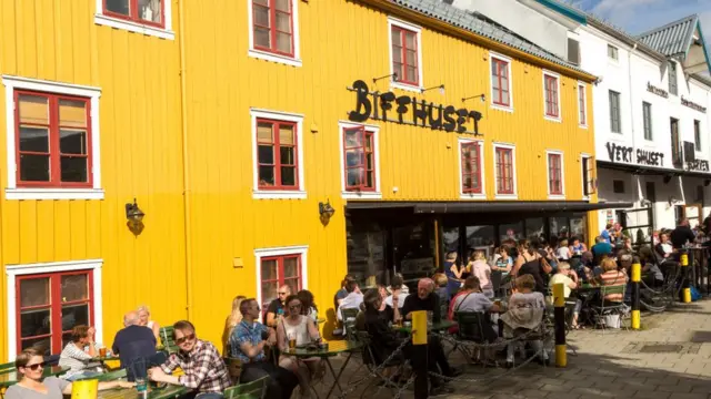 الناس في أحد شوارع النرويج