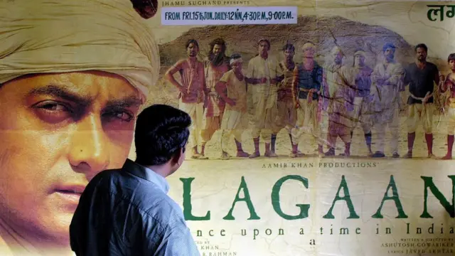 એક વ્યક્તિ લગાન ફિલ્મનું પોસ્ટર જોઈ રહ્યો છે