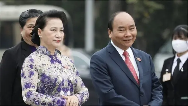Ông Nguyễn Xuân Phúc (phải)