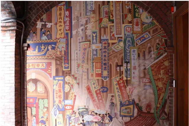 台湾已故作家郭雪湖的名作《南街殷赈》,里头描绘着当年大稻荣的荣景。