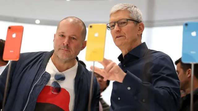 Tim Cook e vários iPhones