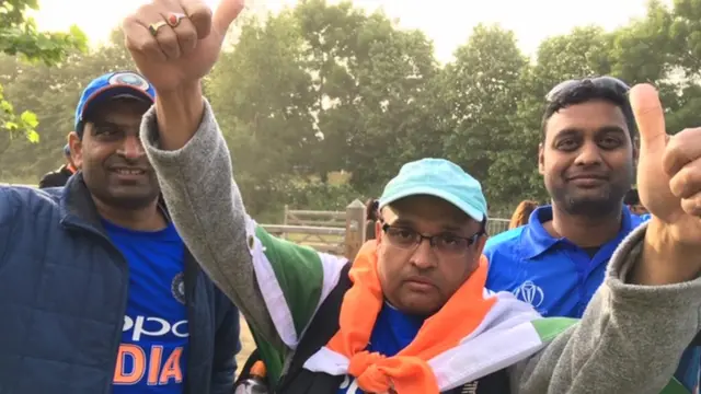 செளதாம்டன் நகரிலுள்ள கிரிக்கெட் ஸ்டேடியத்தில் இருந்து வெற்றி களிப்புடன் வெளியே வரும் இந்தியர்கள்.