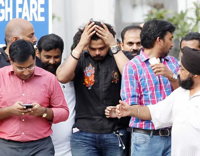 தோனி தொடர்ந்த வழக்கில் ஐ பி எஸ் அதிகாரிக்கு 15 நாள் சிறை