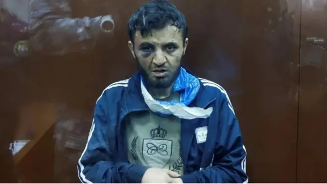 ดาเลร์ดซอน มีร์โซเยฟ หนึ่งในผู้ต้องสงสัยปรากฏตัวในศาลด้วยร่างกายที่มีอาการบาดเจ็บ 