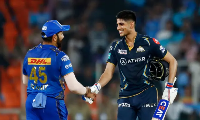 గిల్‌ను అభినందిస్తున్న రోహిత్ శర్మ