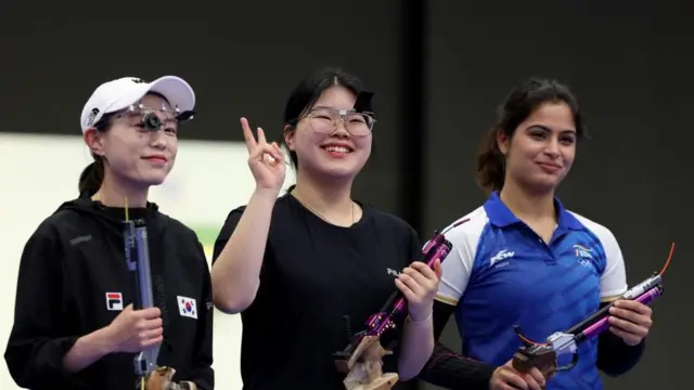 ओ ये जिन और किम येजी के साथ मनु भाकर