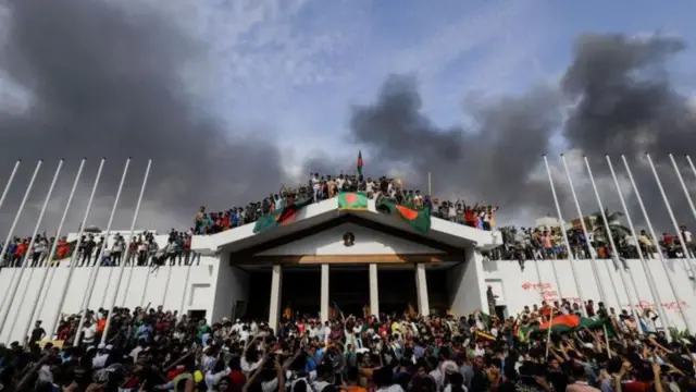 पंतप्रधानांच्या निवासस्थानी आंदोलक