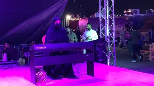 منقبة تعزف على البيانو في السعودية