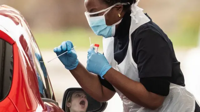 El número de pruebas que se realiza en cada país es diferente. Esto hace que no haya claridad respecto a los contagios y, en consecuencia, a la tasa de mortalidad del virus.