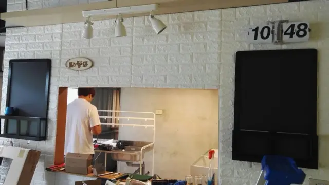 King Kong 爸媽的在台灣的港式餐廳正在裝修中。