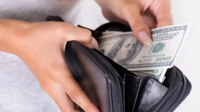 Aliwekeza katika mali na soko la hisa