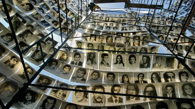 Torre con fotos de personas que desparecieron durante el régimen militar argentino.