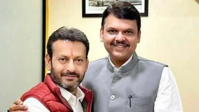 ਵਿਧਾਨ ਸਭਾ ਵਿੱਚ ਦੇਵੇਂਦਰ ਫੜਨਵੀਸ ਦੇ ਪਿੱਛੇ ਬੈਠਣ ਵਾਲੇ ਡਾ ਸੰਜੇ ਰਾਜਨੀਤਕ ਗਲਿਆਰਿਆਂ ਵਿੱਚ ਕਾਫੀ ਚਰਚਿਤ ਹਨ।