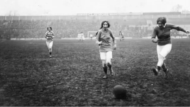 Un match de football féminin, en 1912, à Londres