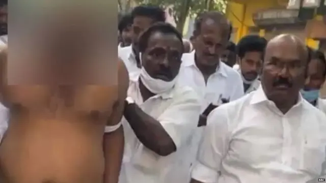 ராயபுரம் 49ஆவது வார்டில் பிடிபட்ட நபரை அரை நிர்வாணமாக்கி அதிமுக தொண்டர்களுடன் ஊர்வலமாக அழைத்து வரும் முன்னாள் அமைச்சர் டி. ஜெயக்குமார்