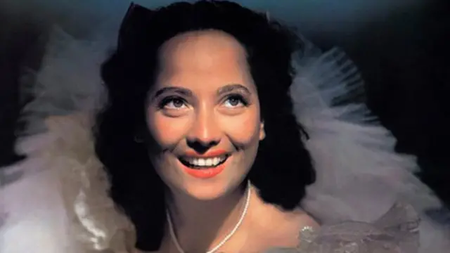 Merle Oberon com um vestidobaixar apostas online betanonoiva