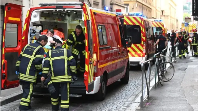 উন্নত বিশ্বে দুর্ঘটনাস্থল থেকে শুরু হয় জরুরী চিকিৎসা।