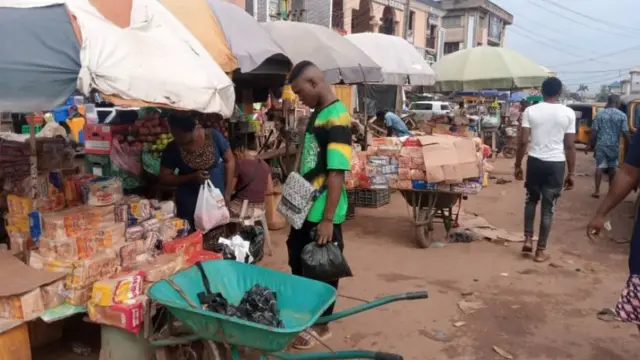 Ụlọahịa na-ere achịcha Bekee mepere taa n'Ọka