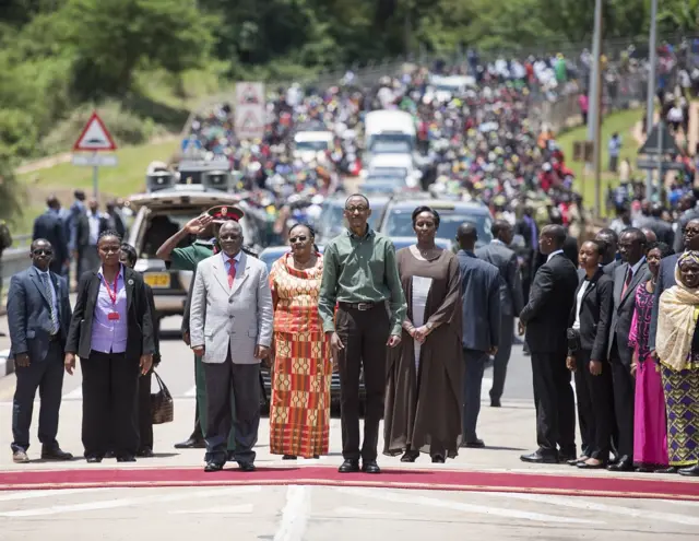 Magufuli yakiriwe ku mupaka wa Rusumo mu ruzinduko rwe rwa mbere nka perezida wa Tanzania mu kindi gihugu