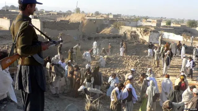 ਦੱਖਣੀ ਵਜ਼ੀਰਿਸਤਾਨ ਵਿੱਚ ਨਿਗਰਾਨੀ ਕਰ ਰਿਹਾ ਇੱਕ ਫੌਜੀ