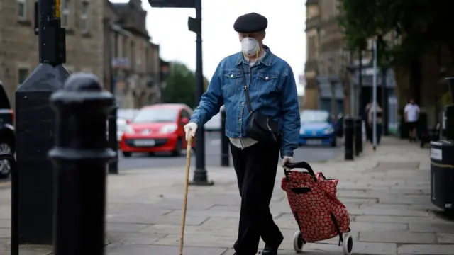 يقوم الناس بالتسوق في وسط مدينة كولن في 17 يوليو/تموز 2020 في إنجلترا