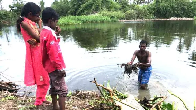 தந்தையோடு பேசுவதற்கு நிபந்தனை: குளத்தை சுத்தம் செய்ய சொன்ன மகள்