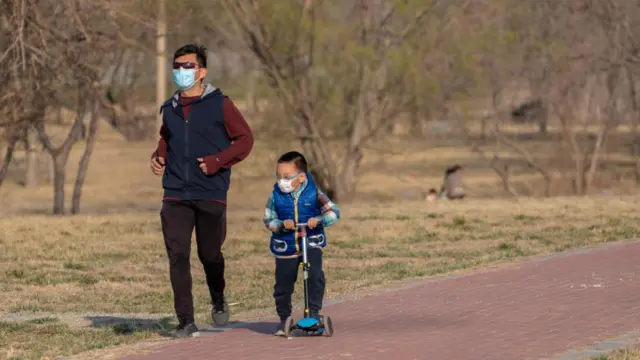 봉쇄 조치로 특별히 자녀를 혼자서 돌봐야 하는 한부모 가정은 어려움이 크다