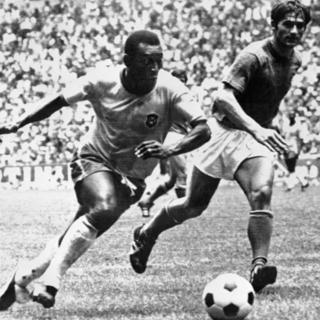 Pelé corre com a bola na Coparoulette paypal1970, que foi a primeira na história do futebol a ter cartões vermelho e amarelo