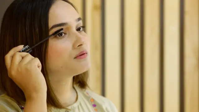 انعم میک اپ کرتے ہوئے