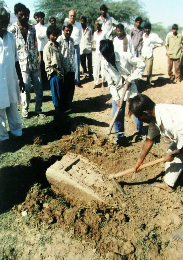 ગ્રામીણોએ શ્રમદાન કર્યું