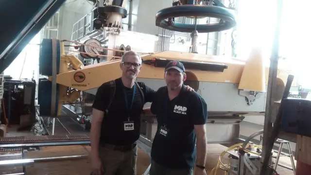 Запорізький археолог Дмитро Кобалія (справа) та його колега з України Тарас Певний на борту дослідницького судна