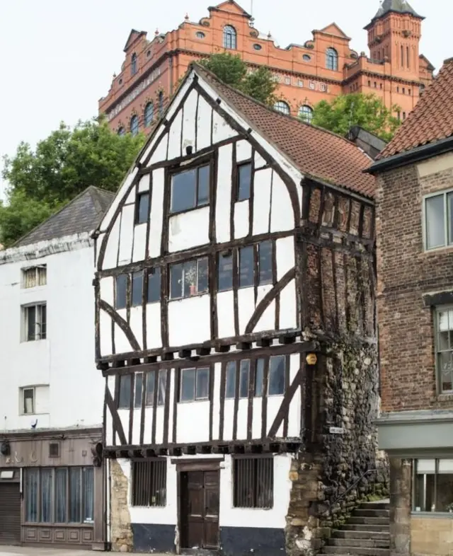 Nhà cổ Cooperage tại Newcastle upon Tyne còn sót lại sau vụ hỏa hoạn năm 1854, sau này được sử dụng làm cửa hàng, nhà hàng và pub trước khi bị bỏ hoang sau khi đóng cửa năm 2005