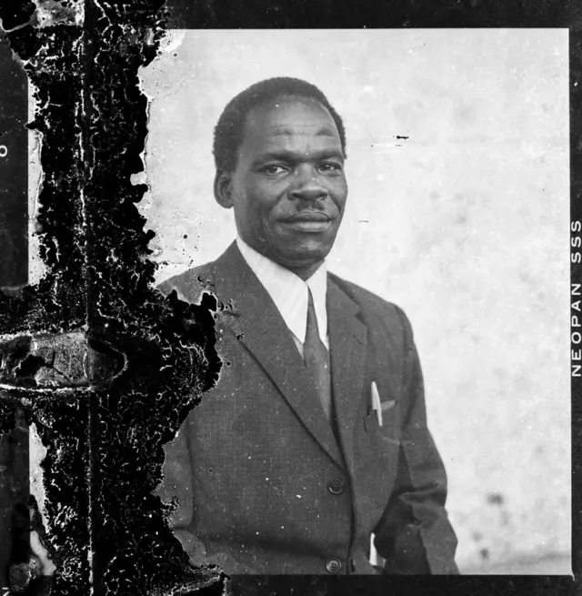 ሉብያኒ ማርቲን ኦነስሙስ ሙጉዙ ቀዳማይ ኣባል ባይቶ ናይ ከተማ ምቢሪዚ ኣብ 1962 ዝተሰኣሎ ስእሊ