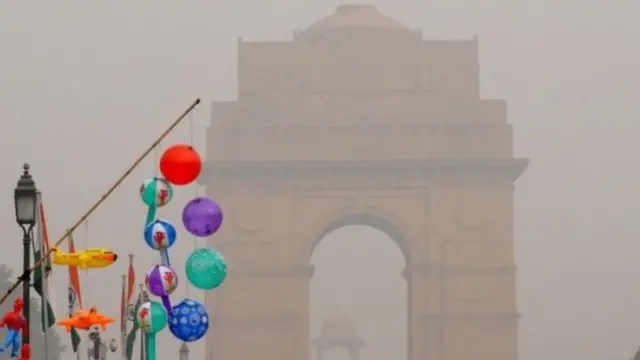 দিল্লি শহরজুড়ে বাতাসে দেখা যাচ্ছে ধোঁয়াশার আস্তরণ।