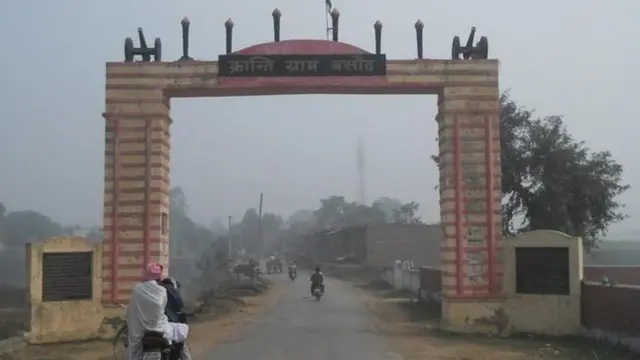 বুসোধ গ্রামেও রয়েছে একটি স্মৃতিস্তম্ভ