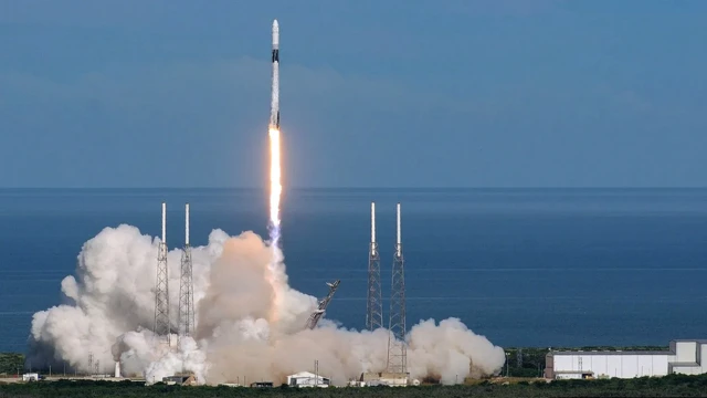 Будущее космических исследований теперь все больше переходит в руки частных компаний, подобных SpaceX Илона Маска