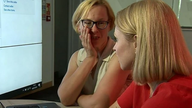 Comment repérer un ivoire : des experts montrent à Victoria Gill, correspondante scientifique de la BBC, comment identifier un ivoire mis en vente sur Internet