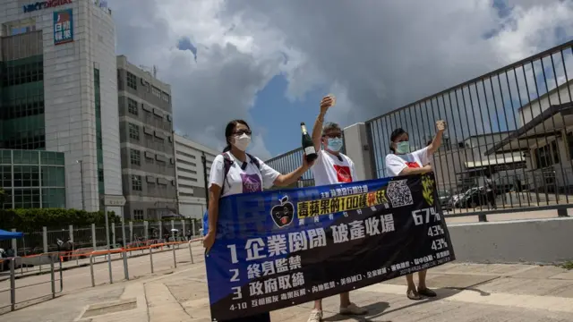 亲政府示威者在壹传媒总部暨苹果日报报社大楼外开香槟庆祝警察搜查报社（17/6/2021）