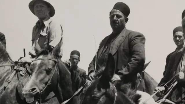 قاضی ویلیام داگلاس، دوست و مشاور کندی، (نفر سمت چپ) چند بار به ایران سفر کرده بود. او یکی از بزرگ ترین مخالفان شاه بود و خواهان برکناری سفیر "نوکر صفت" آمریکا در تهران بوده