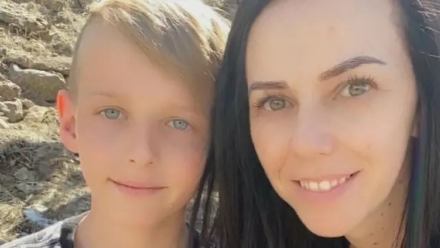 Drayke Hardman y su madre