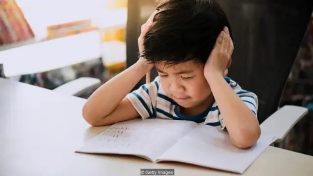 படிக்கும் சிறுவன்