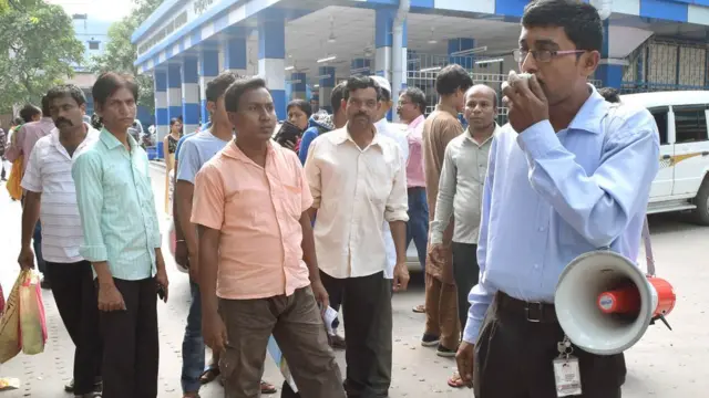 হ্যান্ডমাইকে ডেঙ্গুর বিরুদ্ধে প্রচারণা চালাচ্ছেন একজন স্বাস্থ্যকর্মী।