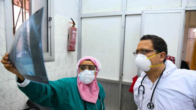 أطباء مصر يشكون من عدم توافر وسائل الحمالة وهم يكافحون كورونا
