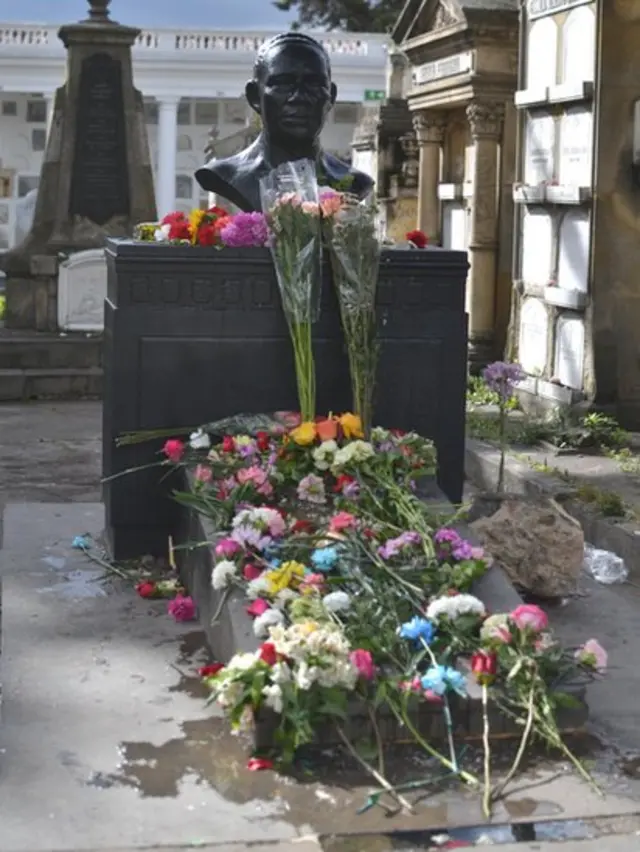 Tumba de José Raquel Mercado.