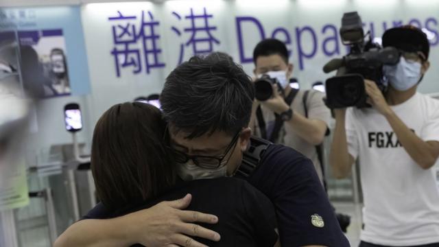 香港国际机场一号客运大楼离境大堂一位父亲紧抱即将离港赴英的女儿（资料图片）