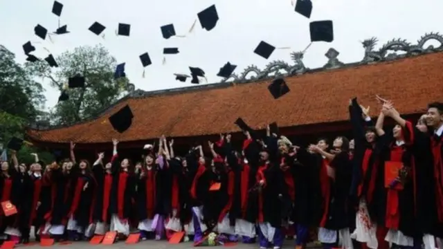 Học sinh VN tại Văn Miếu