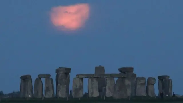 Луна и Стоунхендж