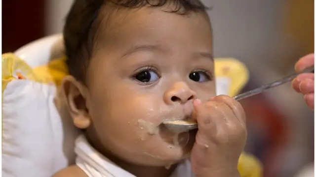 ఆహారం తింటున్న బాలుడు